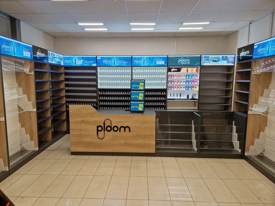 Kompletne vybavená predajňa s dreveným predajným pultom, presklenými vitrínami a podsvietenými panelmi